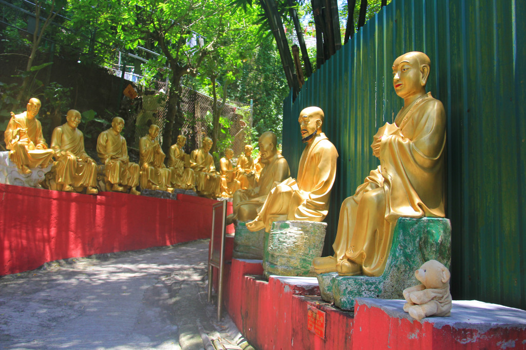 The pathway up to Ten Thousand Buddhas Monastery. 