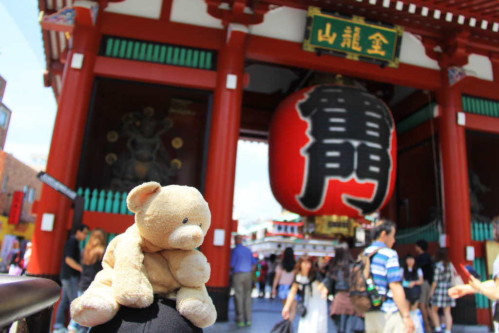 <em>Kaminarimon</em>, the entrance to Sensoji Temple.