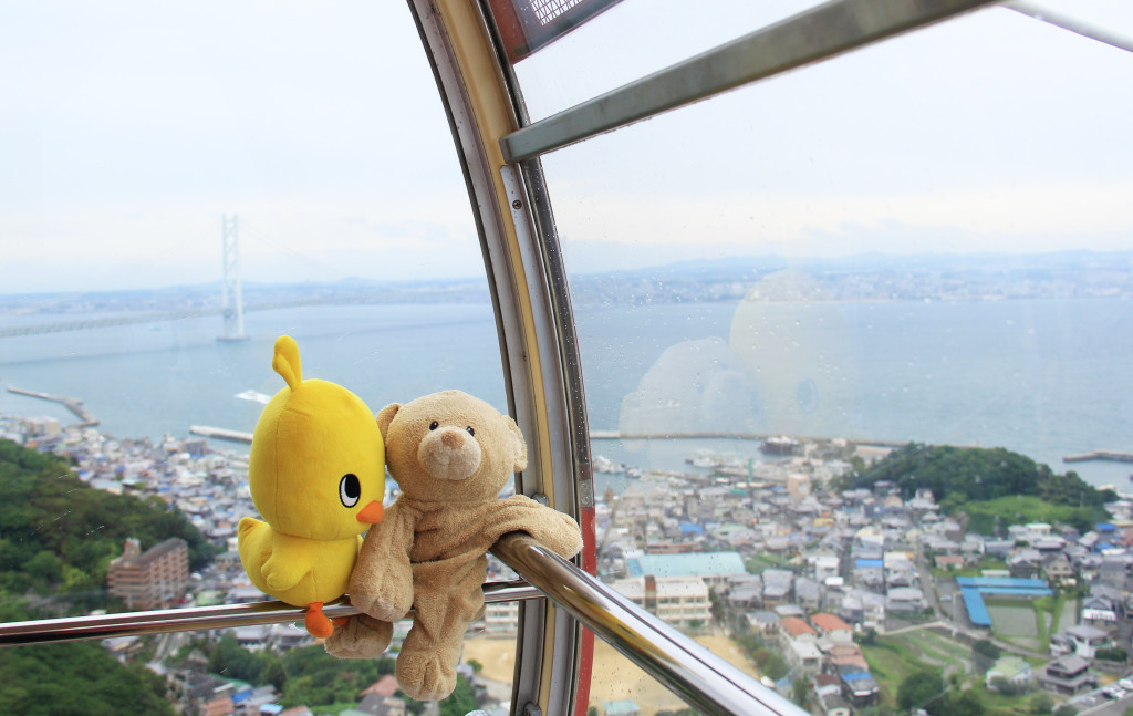 Woody and Hiyoko-chan get a view of the bridge from ferris wheel.