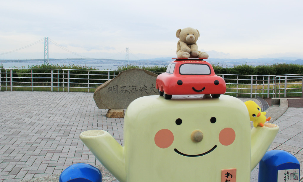 Cute camera stand for taking pictures of Akashi-Kaikyo Bridge.