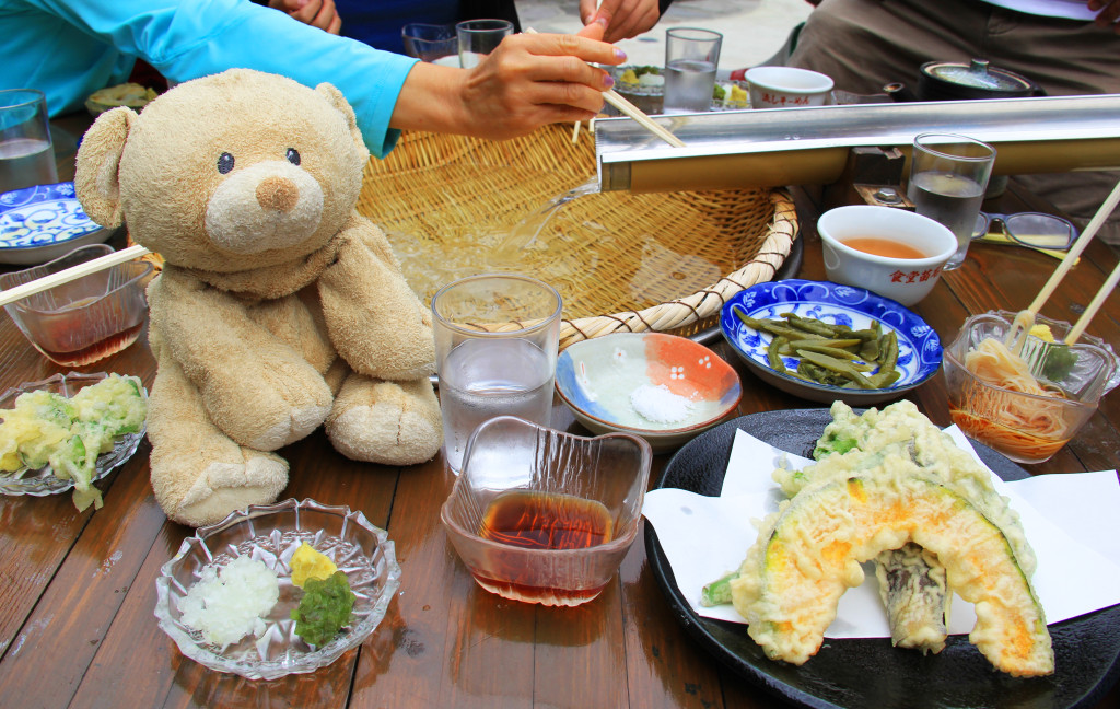 Refreshingly cold somen served with sauce and tempura.