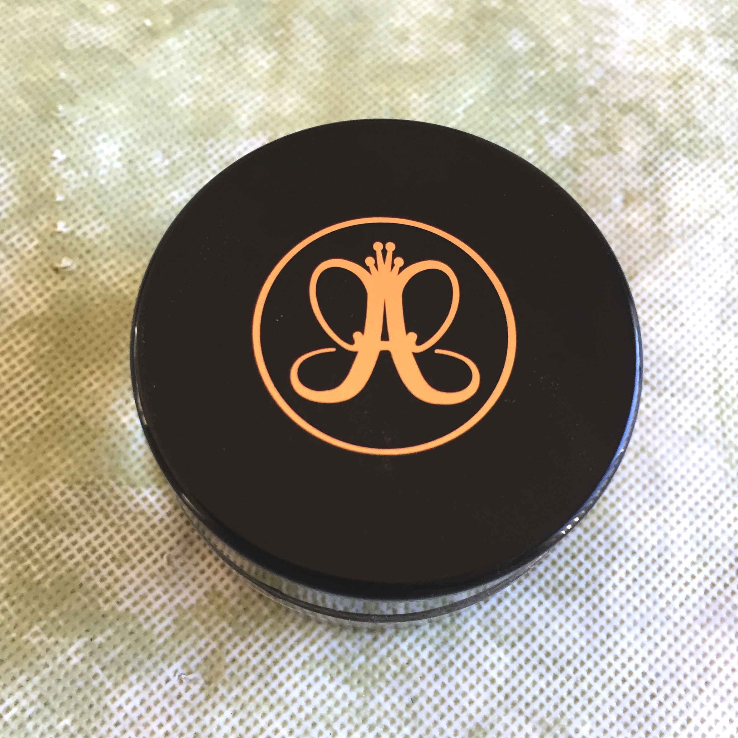 Anastasia Beverly Hills top cover of the Dipbrow Pomade.